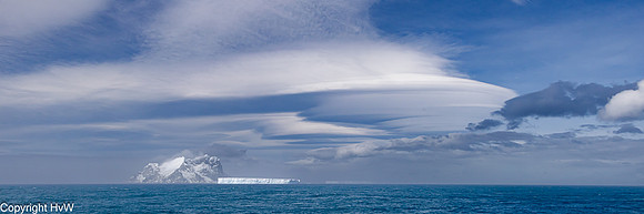 Lensvormige wolken boven Clarance eiland